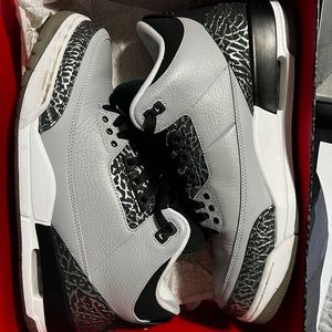 Like new Jordan retro worn about 4-5 times always kept In box.